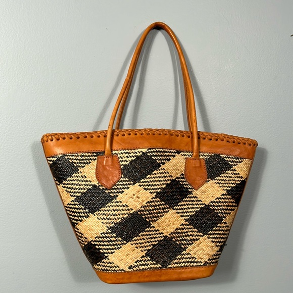 Beautiful 🤩 Brown Leather Trim Handle Straw Tote woven raffia and leather - Picture 1 of 16